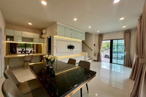Townhouse in Bang Kaeo, Thailand 3 bedrooms № 161626 - photo 2