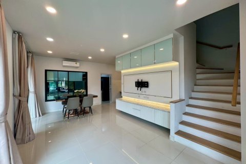 Townhouse in Bang Kaeo, Thailand 3 bedrooms № 161626 - photo 3