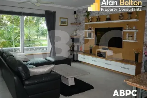 Casa de 4 dormitorios en Pattaya, Tailandia № 211221 - foto 3