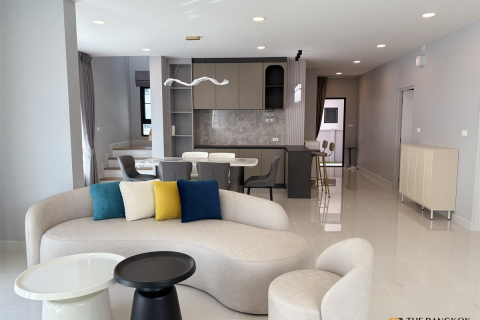 House in Bangkok, Thailand 4 bedrooms № 190295