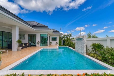 Villa in Pran Buri, Thailand 3 bedrooms № 176803 - photo 4