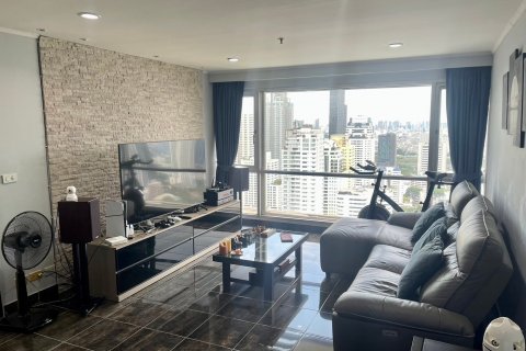 Condo in Bangkok, Thailand, 2 bedrooms  № 143089 - photo 1