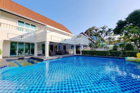 House in Pattaya, Thailand 3 bedrooms № 197088