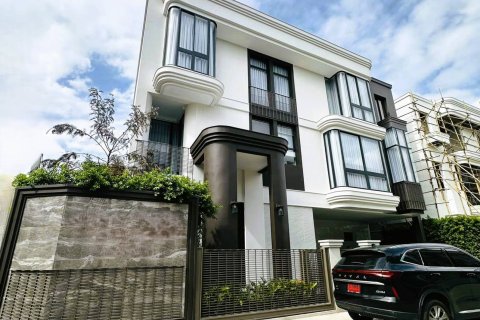 House in Bangkok, Thailand 5 bedrooms № 180806
