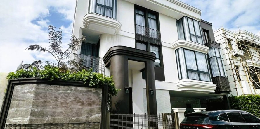 House in Bangkok, Thailand 5 bedrooms № 180806