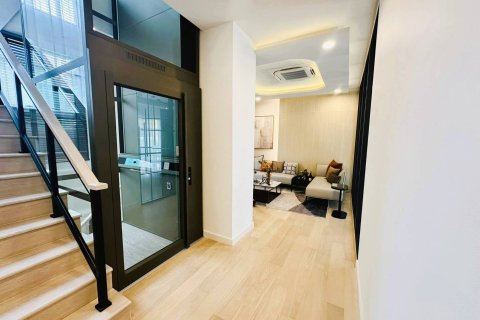 House in Bangkok, Thailand 5 bedrooms № 180806 - photo 3