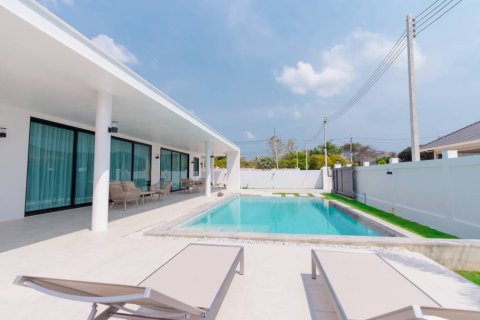 Villa in Pran Buri, Thailand 3 bedrooms № 164955 - photo 2