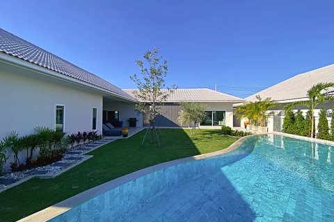 Villa in Hua Hin, Thailand 5 bedrooms № 168288 - photo 2