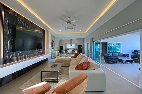 Villa in Hua Hin, Thailand 5 bedrooms № 168288 - photo 10