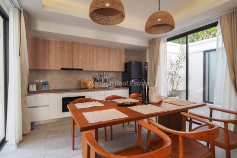 House in Bang Lamung, Thailand 8 bedrooms № 56077 - photo 2