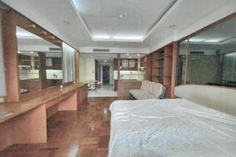 Studio in the Condo in Phaya Thai, Bangkok, Thailand  № 169399 - photo 2