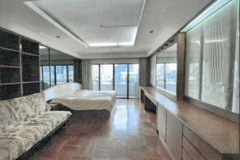 Studio in the Condo in Phaya Thai, Bangkok, Thailand  № 169399 - photo 1