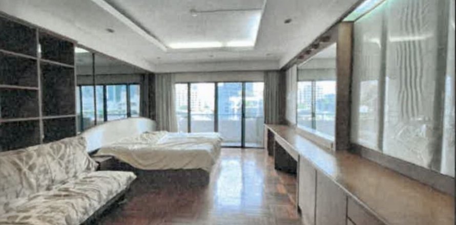 Studio in the Condo in Phaya Thai, Bangkok, Thailand  № 169399