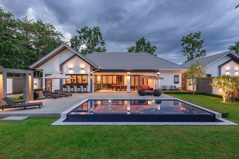 Villa in Chiang Mai, Thailand 4 bedrooms № 146592 - photo 1