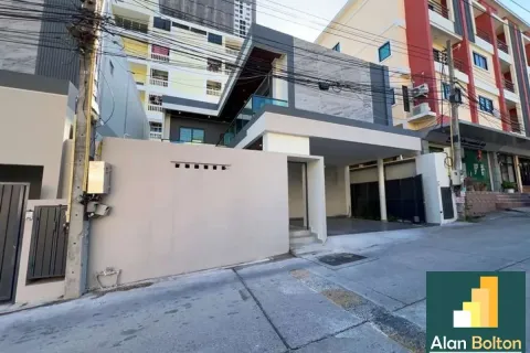 Casa de 4 dormitorios en Pattaya, Tailandia № 210701 - foto 3