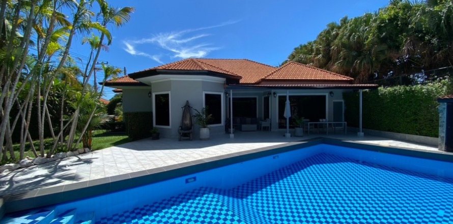 Villa in Hua Hin, Thailand 3 bedrooms № 168431