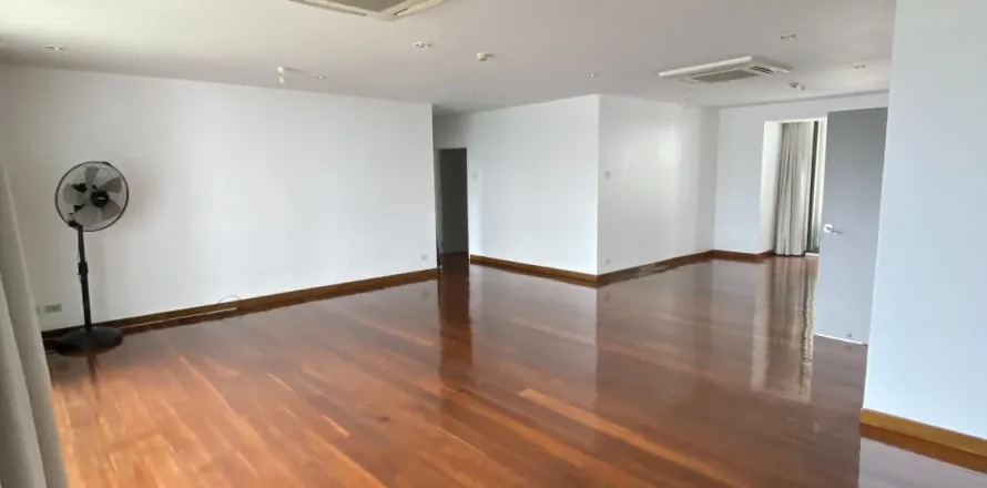 Condo in Watthana, Bangkok, Thailand, 3 bedrooms  № 159420