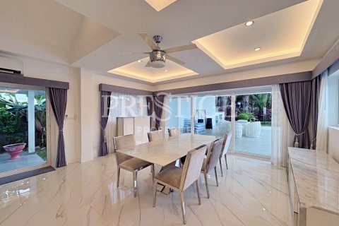 Haus in Pattaya, Thailand 7 Schlafzimmer № 220701 - Foto 5