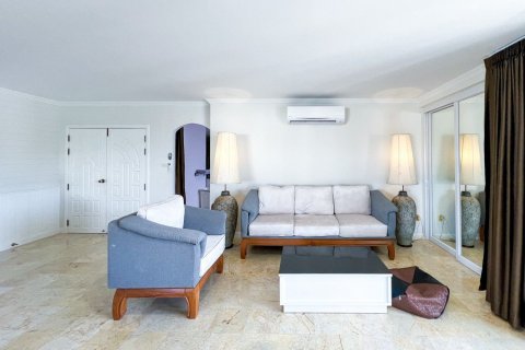 Condo in Pattaya, Thailand, 5 bedrooms  № 145872 - photo 17