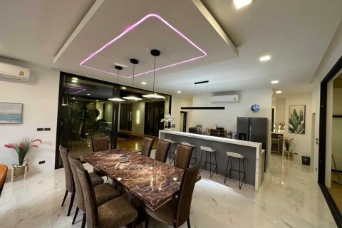 Villa in Phuket, Thailand 4 bedrooms № 166260 - photo 4
