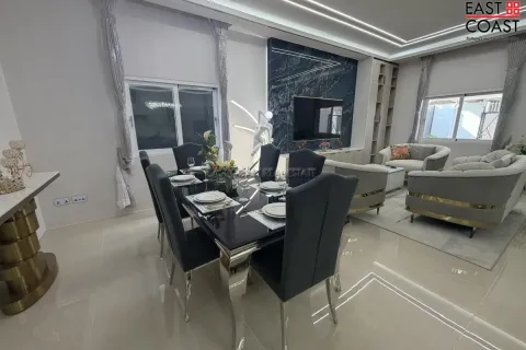 Casa de 4 dormitorios en Pattaya, Tailandia № 212278 - foto 18