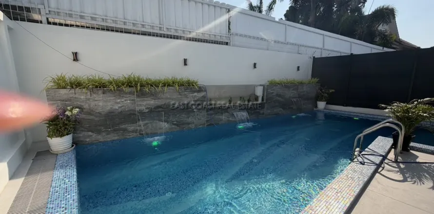 Casa de 4 dormitorios en Pattaya, Tailandia № 212278