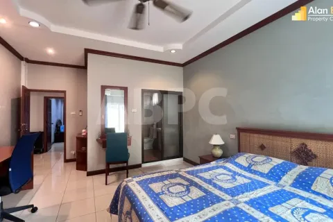 Casa de 3 dormitorios en Jomtien Beach, Pattaya, Tailandia № 211719 - foto 13