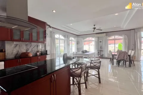 Casa de 3 dormitorios en Jomtien Beach, Pattaya, Tailandia № 211719 - foto 10