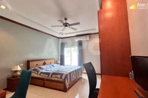 Casa de 3 dormitorios en Jomtien Beach, Pattaya, Tailandia № 211719 - foto 5