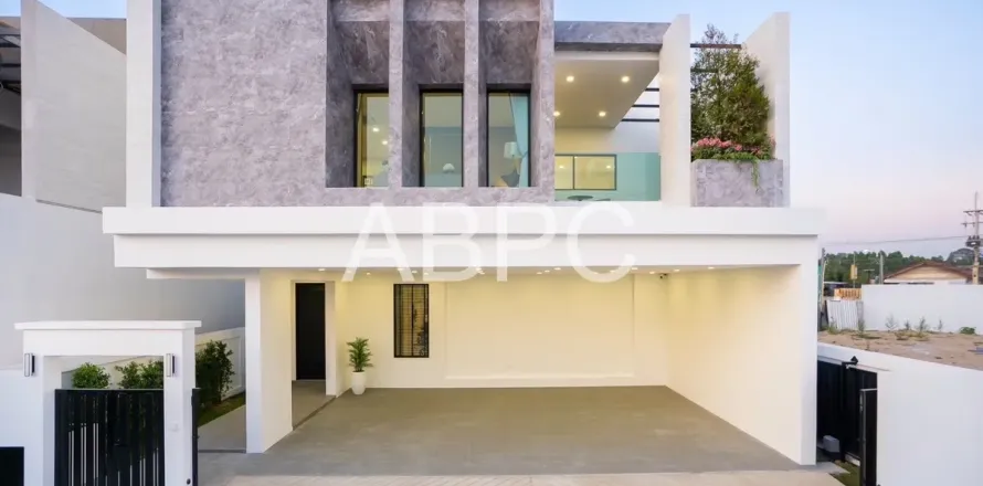 Casa de 4 dormitorios en Pattaya, Tailandia № 211717
