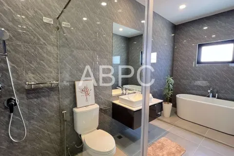 Casa de 4 dormitorios en Pattaya, Tailandia № 211718 - foto 13