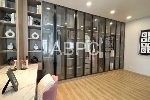 Casa de 4 dormitorios en Pattaya, Tailandia № 211718 - foto 5