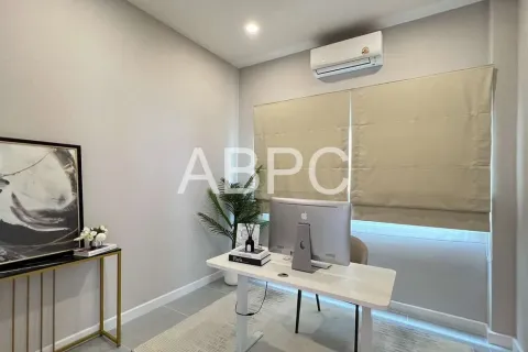 Casa de 4 dormitorios en Pattaya, Tailandia № 211718 - foto 7
