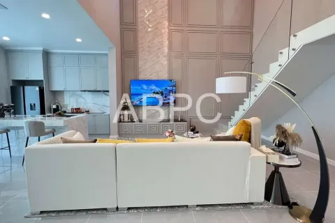 Casa de 4 dormitorios en Pattaya, Tailandia № 211718 - foto 12