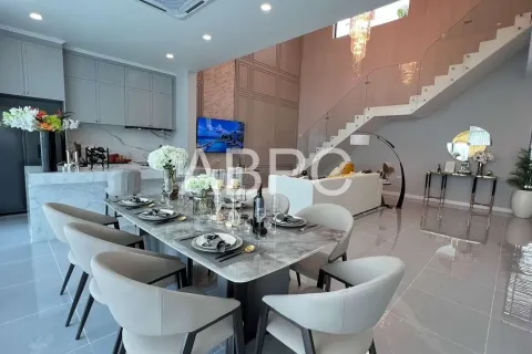 Casa de 4 dormitorios en Pattaya, Tailandia № 211718 - foto 3