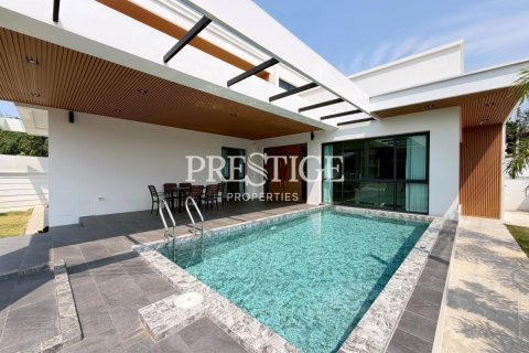 House in Pattaya, Thailand 4 bedrooms № 197650