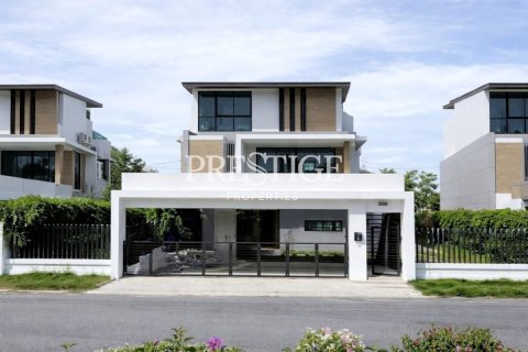 House in Pattaya, Thailand 3 bedrooms № 197648