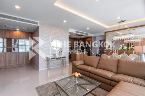 Condo in Bangkok, Thailand, 3 bedrooms № 184310 - photo 7