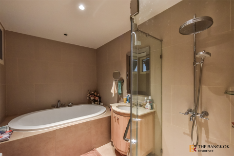 Condo in Bangkok, Thailand, 3 bedrooms № 184313 - photo 10