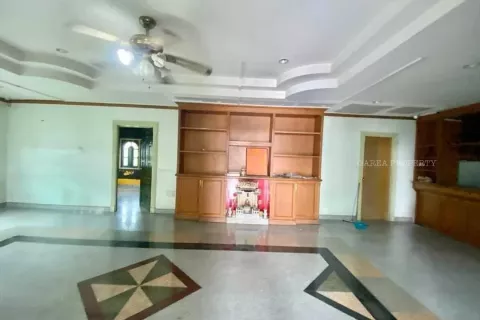 House in Pattaya, Thailand 9 bedrooms № 140789 - photo 19