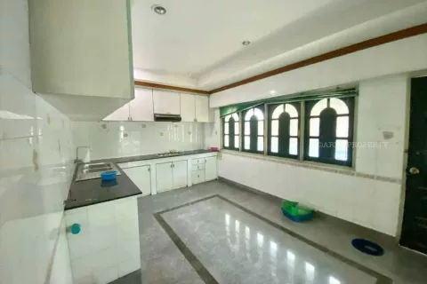 House in Pattaya, Thailand 9 bedrooms № 140789 - photo 10