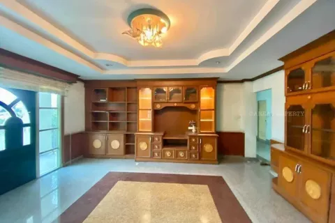 House in Pattaya, Thailand 9 bedrooms № 140789 - photo 14