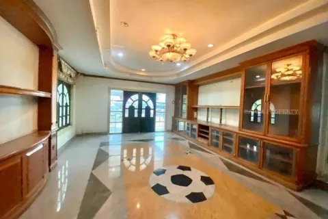 House in Pattaya, Thailand 9 bedrooms № 140789 - photo 9