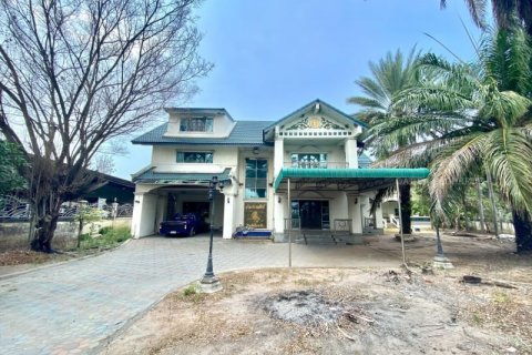 House in Pattaya, Thailand 9 bedrooms № 140789 - photo 2