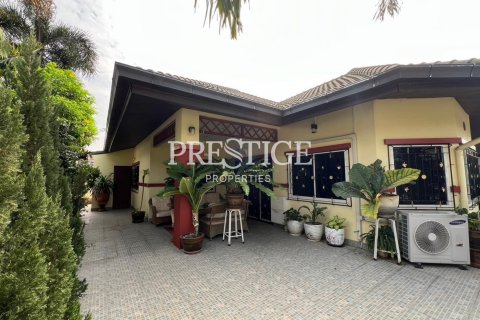 House in Pattaya, Thailand 3 bedrooms № 198521