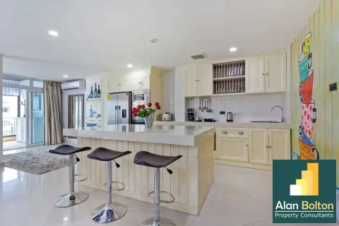 Casa de 8 dormitorios en Pattaya, Tailandia № 211045 - foto 11