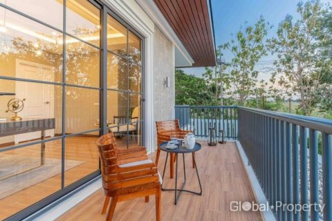 House in Pattaya, Thailand 4 bedrooms № 134426 - photo 3