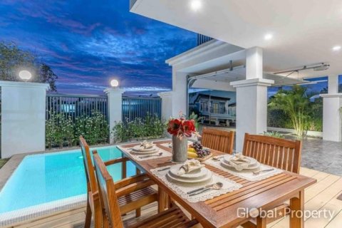 House in Pattaya, Thailand 4 bedrooms № 134426 - photo 15