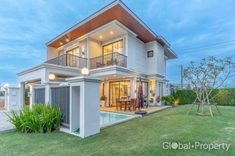 House in Pattaya, Thailand 4 bedrooms № 134426 - photo 1