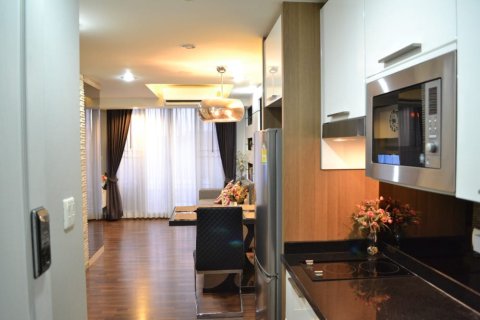 Condo in Bangkok, Thailand, 2 bedrooms  № 157618 - photo 2